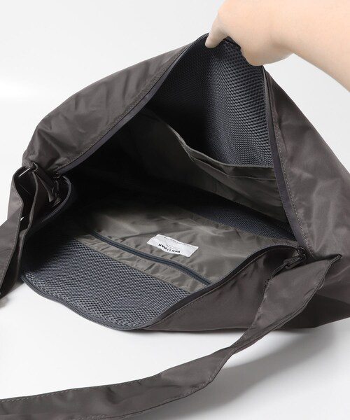 URBAN RESEARCH DOORS（アーバンリサーチドアーズ）の「『別注』YAKPAK×DOORS　SHOULDER BAG（ショルダーバッグ・メンズ・CHARCOAL/BLACK/GREIGE・-）」の14枚目の写真