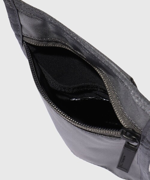 ADAM ET ROPE'(アダムエロペ)の「【MONOLITH/モノリス】NECK POUCH STANDARD S(ショルダーバッグ・メンズ・ライトグレー/ブラック・F)」の19枚目の写真