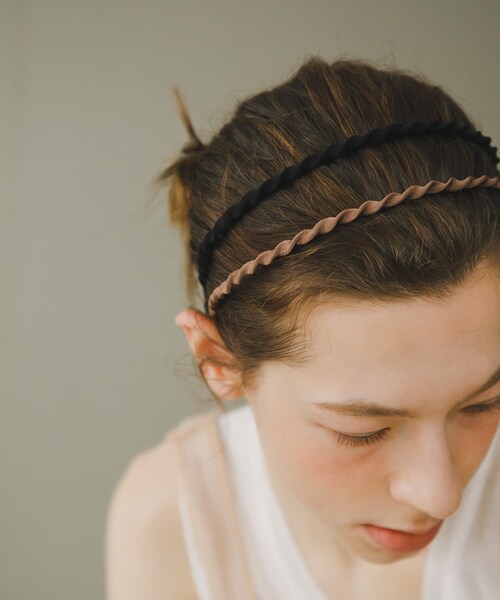 URBAN RESEARCH(アーバンリサーチ)の「decor『デコール』 TWIST HEADBAND(カチューシャ・レディース・BLACK/MOCHA・-)」の4枚目の写真