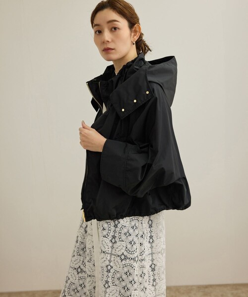 ROPE'（ロペ）の「シルク混タフタギャザーマウンテンパーカー/イージーケア（マウンテンパーカー・レディース・ブラック/オフホワイト・36/38）」の10枚目の写真