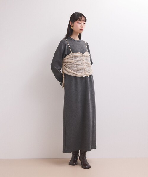 ADAM ET ROPE'(アダムエロペ)の「【WEB限定】ニットキャミソールセットワンピース(ワンピース・レディース・ブラック/チャコール/ダークブラウン・F)」の2枚目の写真