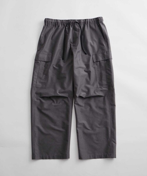 ADAM ET ROPE'（アダムエロペ）の「【ACT/アクト】超軽量 ワイド イージー カーゴパンツ / 速乾 / ストレッチ / イージーケア（カーゴパンツ・メンズ・ブラック/チャコール・L/M）」の18枚目の写真