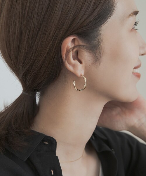 URBAN RESEARCH DOORS(アーバンリサーチドアーズ)の「ツイストフープピアス(ピアス(両耳用)・レディース・GOLD/SILVER・one)」の7枚目の写真