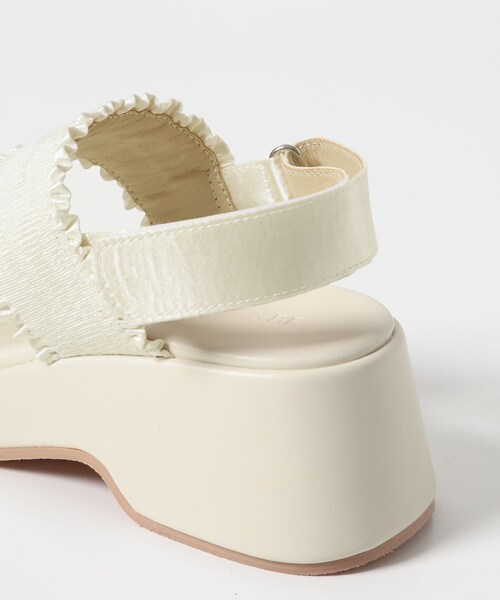 KBF（ケイビーエフ）の「シャーリングベルトサンダル（サンダル・レディース・CREAM/BLACK・36/37/38）」の8枚目の写真