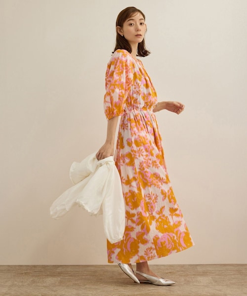 ROPE'（ロペ）の「【DEVEAUX（デヴォー）】別注ボカシフラワーウエストギャザーワンピース/洗える（ワンピース・レディース・ブラウン系/オレンジ系・F）」の2枚目の写真