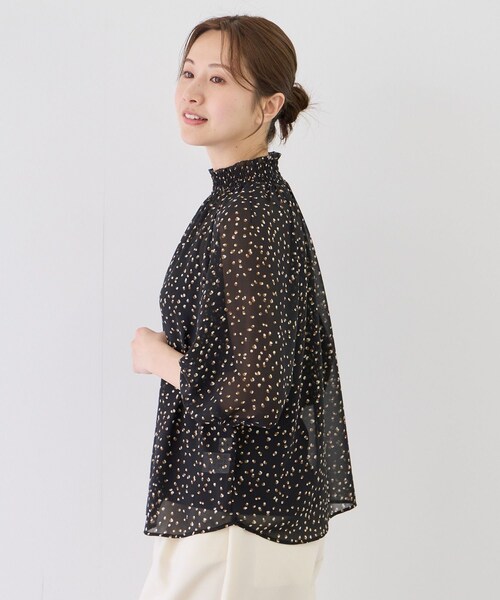 Jayro(ジャイロ)の「シャーリングブラウス(シャツ/ブラウス・レディース・ブラック系/グレー/キナリ系/ブラウン系・M)」の12枚目の写真