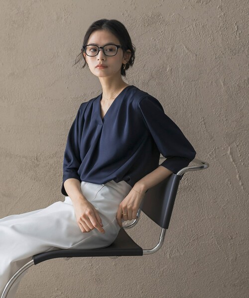 URBAN RESEARCH ROSSO（アーバンリサーチロッソ）の「シルキーツイルVネックブラウス（シャツ/ブラウス・レディース・OFF/MINT/NAVY・Free）」の4枚目の写真