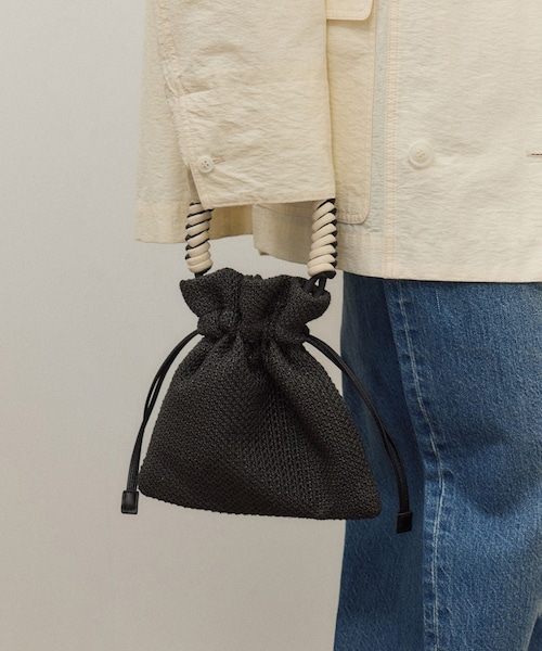 ADAM ET ROPE'（アダムエロペ）の「ブレイドハンドル巾着バッグ（ショルダーバッグ・レディース・ブラック/ホワイト・F）」の2枚目の写真