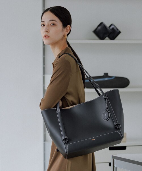 ROPE'（ロペ）の「【E'POR】KNOT BAG Large/A4対応・通勤・撥水・軽量・26AW新型（トートバッグ・レディース・ブラック/ダークブラウン・F）」の5枚目の写真