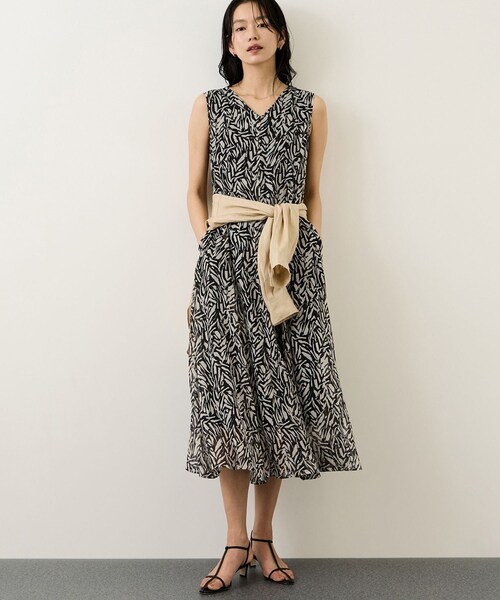 ROPE'(ロペ)の「【DEVEAUX(デヴォー)】プリントフレアワンピース(ワンピース・レディース・ブラック系/キャメル系・F)」の11枚目の写真