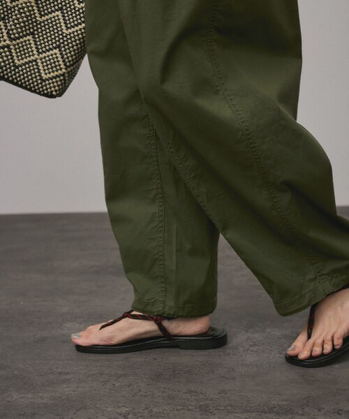 ADAM ET ROPE'（アダムエロペ）の「【WEB限定】2WAYミリタリータックカーゴパンツ［コットンブレンド］（カーゴパンツ・レディース・ベージュ/カーキ・F）」の13枚目の写真