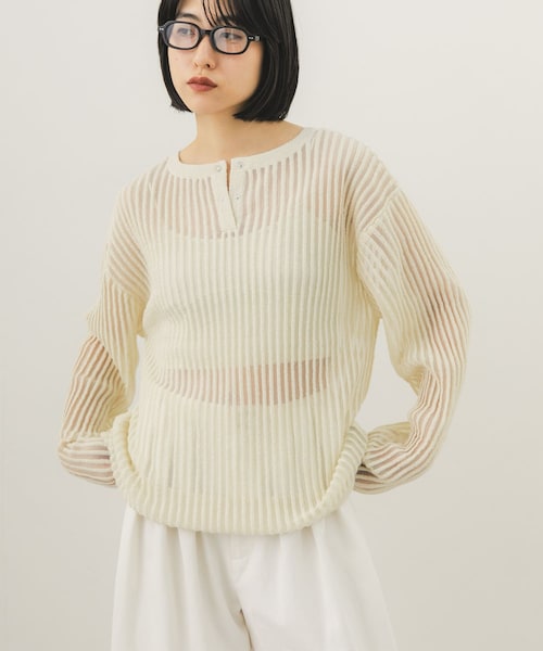 KBF(ケイビーエフ)の「2WAYヘンリーネックシアーニット(ニット/セーター・レディース・IVORY/BLUE・One)」の1枚目の写真