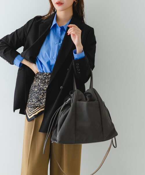 RODE SKO(ロデスコ)の「ショルダー付撥水キンチャクバッグ(ショルダーバッグ・レディース・BLACK/GRAY/IVORY・one)」の4枚目の写真