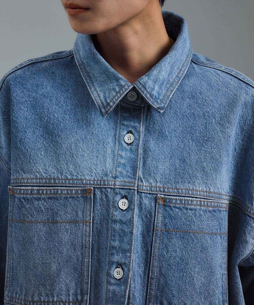 ADAM ET ROPE'（アダムエロペ）の「USAコットンデニムオーバーシャツ［セットアップ対応］（シャツ/ブラウス・レディース・ブルー系/サックス・F）」の19枚目の写真