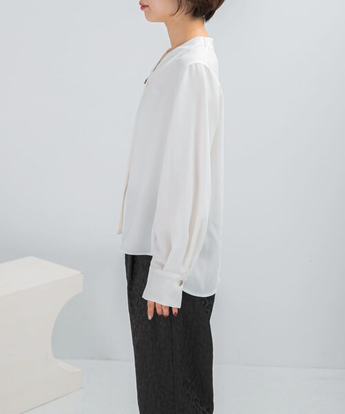 URBAN RESEARCH ROSSO（アーバンリサーチロッソ）の「Vネックボタンデザインブラウス（シャツ/ブラウス・レディース・WHITE/BLACK・FREE）」の8枚目の写真