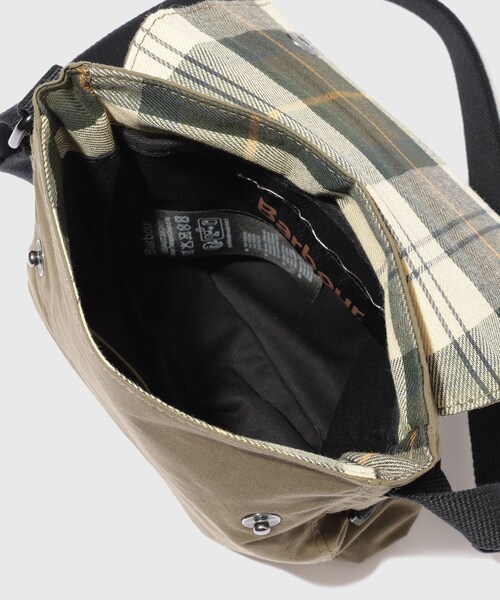 ADAM ET ROPE'(アダムエロペ)の「《別注》【Barbour/バブアー】EX TRANSPORT CROSSBODY BAG(ショルダーバッグ・メンズ・ブラック/カーキ・F)」の14枚目の写真