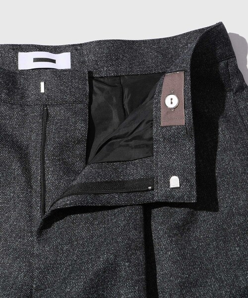 ADAM ET ROPE'（アダムエロペ）の「【REVERBERATE/リバーバレイト】TACKED TROUSERS（スラックス・メンズ・ブラック/ダークブラウン・1/2）」の7枚目の写真