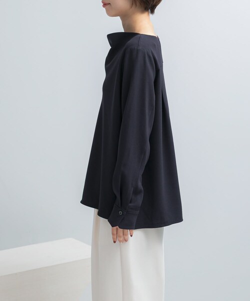 URBAN RESEARCH ROSSO（アーバンリサーチロッソ）の「トリアセテート混ドレープネックブラウス（シャツ/ブラウス・レディース・L/BEIGE/NAVY・Free）」の10枚目の写真