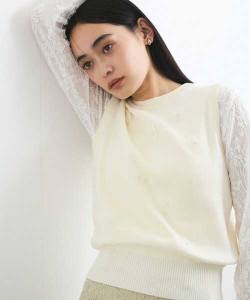 VIS（ビス）の「フラワーモチーフニットベスト（ベスト・レディース・ブラック/ライトグレー/オフホワイト・F）」の9枚目の写真