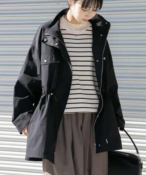 ITEMS URBANRESEARCH(アイテムズ アーバンリサーチ)の「『撥水/イージーケア』ライトフーディーブルゾン(ブルゾン・レディース・ECRU/BLK・Free)」の3枚目の写真