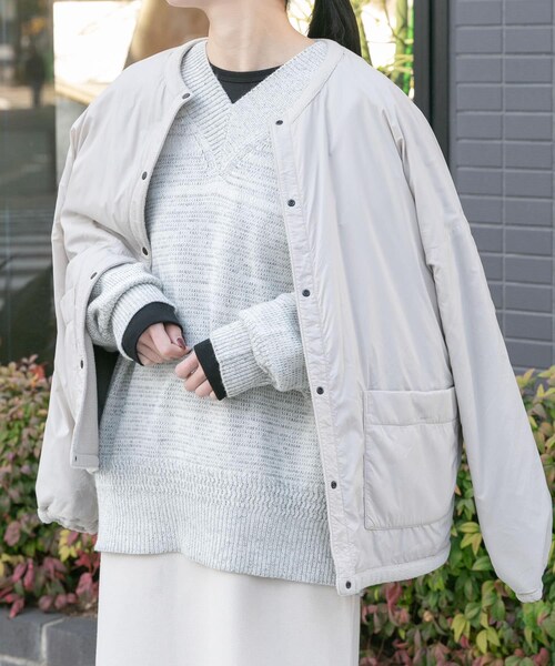 EKAL（エカル）の「Vネックバルキーボーダーニット（ニット/セーター・レディース・オフ/グレー/ブラック・One）」の7枚目の写真