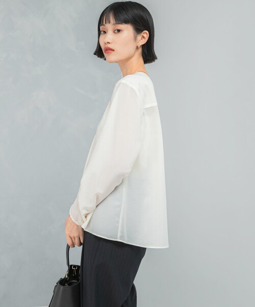 URBAN RESEARCH ROSSO（アーバンリサーチロッソ）の「ウォッシャブルVネックフレアブラウス（シャツ/ブラウス・レディース・OFF WHITE/CHARCOAL・FREE）」の5枚目の写真