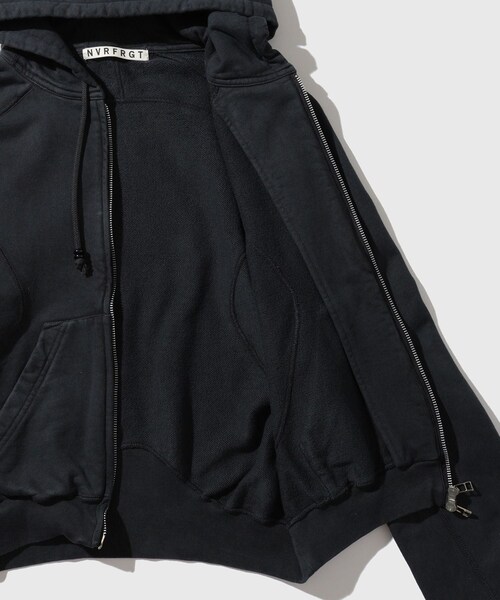 ADAM ET ROPE'(アダムエロペ)の「【NVRFRGT/ネヴァーフォーゲット】PANELED ZIP UP HOODIE(パーカー・メンズ・キナリ/ネイビー・1/2)」の12枚目の写真