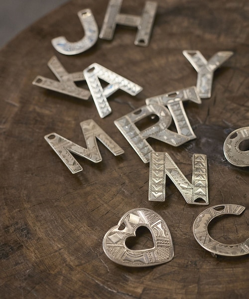 ADAM ET ROPE'（アダムエロペ）の「【TUAREG（トゥアレグ）】ハートブローチ＆ネックレス（ブローチ/コサージュ・レディース・シルバー・F）」の7枚目の写真