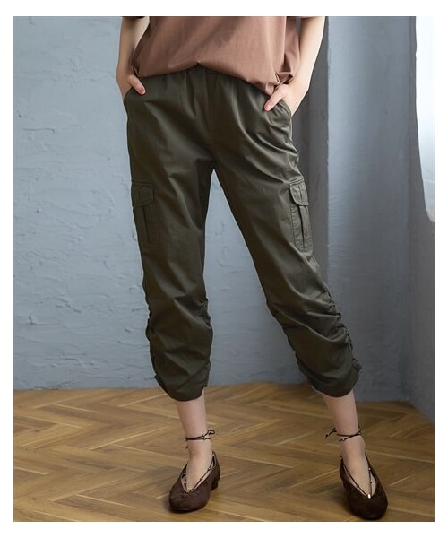 nissen（ニッセン）の「＜大きいサイズ＞裾シャーリング７分丈パンツ（ゆったりヒップ）（パンツ・レディース・黒/カーキ・L/LL/3L/4L/5L/6L/8L/10L）」の2枚目の写真