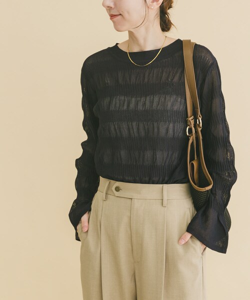 ITEMS URBANRESEARCH（アイテムズ アーバンリサーチ）の「シャーリングフレアスリーブニット（ニット/セーター・レディース・OFF/LVD/NVY・Free）」の2枚目の写真