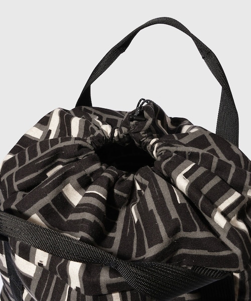 ADAM ET ROPE'（アダムエロペ）の「【ENGINEERED GARMENTS/エンジニアド ガーメンツ】UL 3 Way Bag - CL Tile Print Canvas（バックパック/リュック・メンズ・ブラック・F）」の14枚目の写真