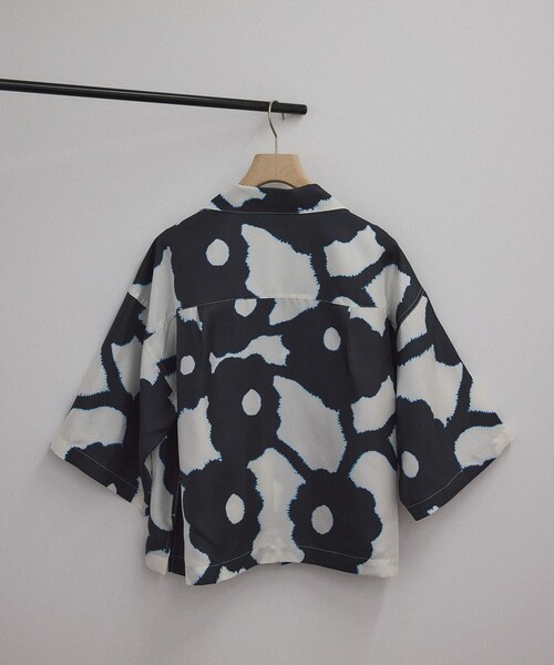 ADAM ET ROPE'(アダムエロペ)の「【BANANATIME(バナナタイム)】CROPPED HAWAIIAN SHIRT / クロップドハワイアンシャツ(シャツ/ブラウス・レディース・キナリ系/ネイビー系・S)」の5枚目の写真