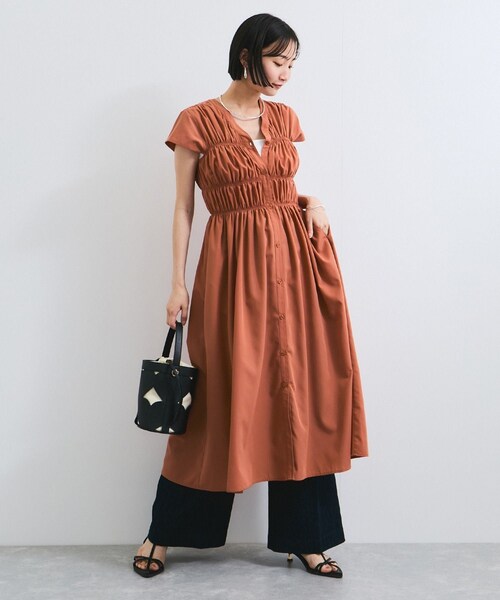 VIS（ビス）の「シャーリングデザインワンピース【WEB限定サイズ】（ワンピース・レディース・ブラック系/ダークブラウン系/ブルー系・F/PF）」の8枚目の写真