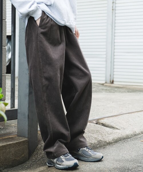 URBAN RESEARCH DOORS（アーバンリサーチドアーズ）の「2タック太畝コーデュロイパンツ（その他パンツ・メンズ・BROWN/CHARCOAL・M/L）」の19枚目の写真