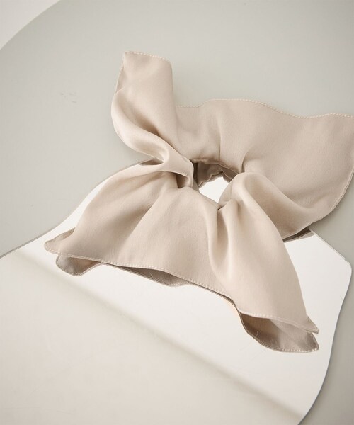 ROPE' PICNIC(ロペピクニック)の「チャーム付きサテンボリュームスクエアシュシュ(ヘアゴム・レディース・ブラック/キャメル系/ベージュ・F)」の6枚目の写真