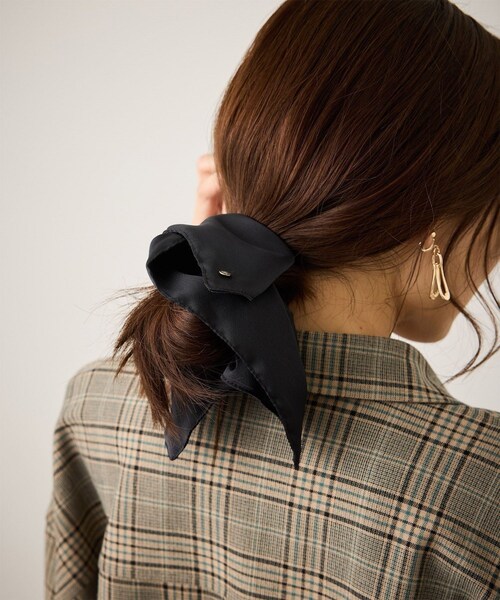 ROPE' PICNIC(ロペピクニック)の「チャーム付きサテンボリュームスクエアシュシュ(ヘアゴム・レディース・ブラック/キャメル系/ベージュ・F)」の2枚目の写真
