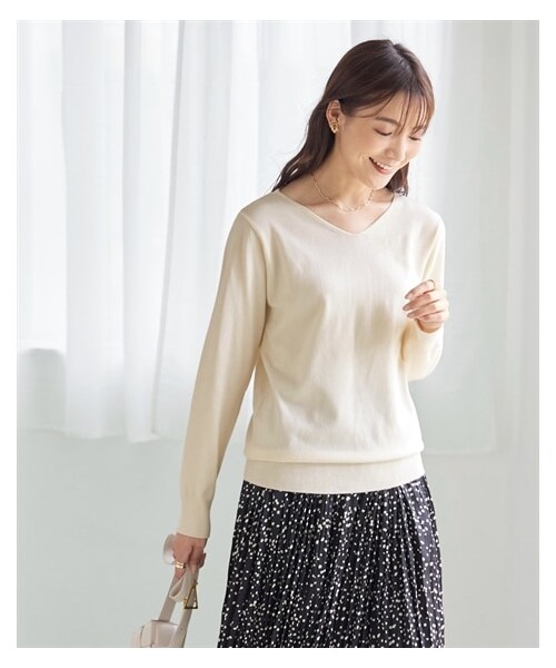 nissen（ニッセン）の「大きいサイズ 優しい肌触りの定番Vネックニットセーター（ニット/セーター・レディース・オフホワイト/セルリアンブルー/黒/モカ/パープル/杢グレー・L/LL/3L/4L/5L/6L/8L/10L）」の7枚目の写真