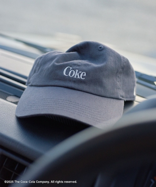 ADAM ET ROPE'(アダムエロペ)の「Coca-Colaエンブロイダリーキャップ(キャップ・レディース・チャコール/ベージュ・F)」の2枚目の写真