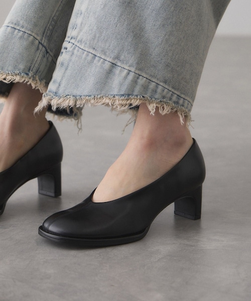 ADAM ET ROPE'（アダムエロペ）の「ラウンドトゥパンプス（パンプス・レディース・ブラック/ベージュ・23.0/23.5/24.0/24.5）」の2枚目の写真