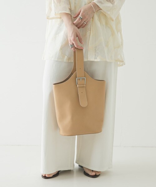 URBAN RESEARCH(アーバンリサーチ)の「『一部別注カラー』BAGMATI レザーワンショルダーバッグ(ハンドバッグ・レディース・NATURAL/別注GREEN・-)」の5枚目の写真