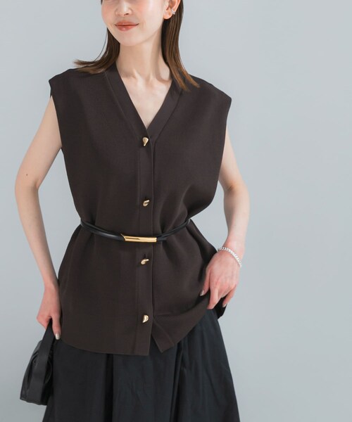 URBAN RESEARCH ROSSO（アーバンリサーチロッソ）の「ショルダータックニットベスト（ベスト・レディース・DARK BROWN/IVORY・Free）」の2枚目の写真