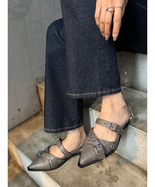 MURUA（ムルーア）の「ポインテッドベルトパンプス（パンプス・レディース・グレー/ブラック/シルバー・22.5/23.5/24.5）」の9枚目の写真