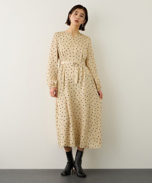ROPE'（ロペ）の「ドットプリントウエストベルトワンピース（ワンピース・レディース・キナリ/ネイビー/ベージュ・36/38）」の17枚目の写真