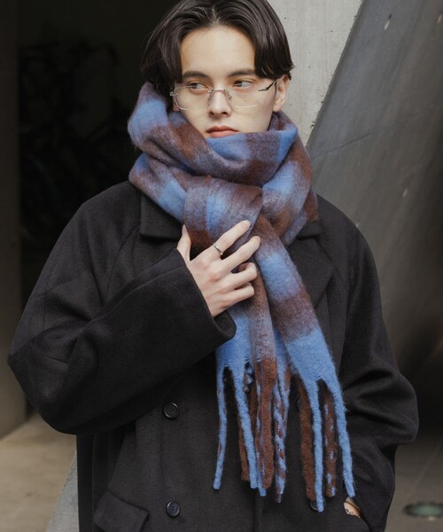 SENSE OF PLACE by URBAN RESEARCH(センスオブプレイスバイアーバンリサーチ)の「ブロックチェックボリュームマフラー(マフラー・メンズ・BLACK/BLUE・One)」の2枚目の写真