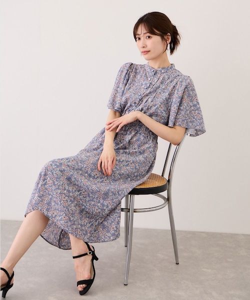 Jayro(ジャイロ)の「花柄フレアスリーブワンピース(ワンピース・レディース・ブラック系/ホワイト系/ブルー系・M)」の3枚目の写真