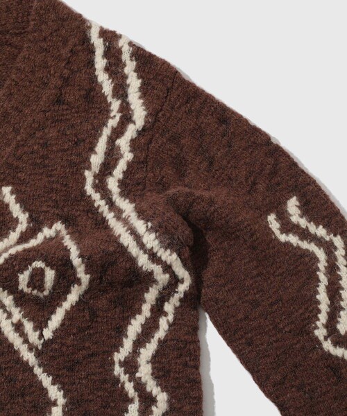ADAM ET ROPE'(アダムエロペ)の「【CMMN SWDN/コモン スウェーデン】Rug artwork Cardigan(カーディガン/ボレロ・メンズ・ダークブラウン・46)」の4枚目の写真