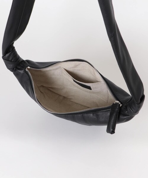 URBAN RESEARCH（アーバンリサーチ）の「LEMAIRE　SMALL CROISSANT BAG（ショルダーバッグ・レディース・CHOCOLATE/BLACK・-0）」の6枚目の写真