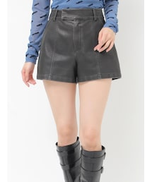 MURUA（ムルーア）の「フェードフェイクレザーショートパンツ【セットアップ着用可】（その他パンツ・レディース）」