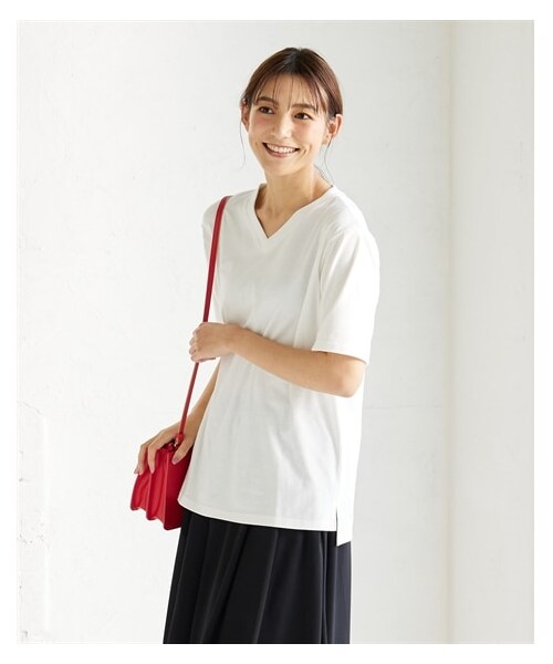 nissen（ニッセン）の「綿１００％汗染みしにくいＶネック５分袖Ｔシャツ＜大きいサイズ有＞（Tシャツ/カットソー・レディース・黒/ネイビー/オフホワイト/グレイッシュモカ/モスカーキ/ロイヤルグリーン/スモークピンク/バーガンディ/アプリコット/ライムイエロー/グレイッシュブルー/ラズベリー/ダークグリーン/サニーイエロー/ソフトピンク・L/LL/3L/4L/5L/6L/8L/10L/M/S）」の8枚目の写真