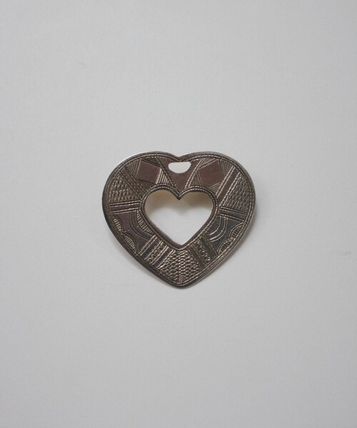 ADAM ET ROPE'（アダムエロペ）の「【TUAREG（トゥアレグ）】ハートブローチ＆ネックレス（ブローチ/コサージュ・レディース・シルバー・F）」の3枚目の写真